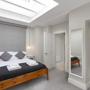 Luke Stays - Heaton Road Apartment Newcastle upon Tyne
